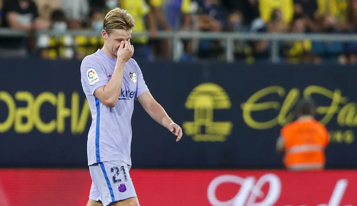 Blaugrana bermain pincang pada menit ke-65. Frenkie De Jong harus meninggalkan lapangan setelah melakukan pelanggaran keras kepada Alfonso Espino. Wasit memberikannya kartu kuning kedua sekaligus kartu merah untuk pemain asal Belanda tersebut. (AP/Miguel Morenatti)