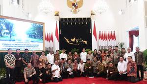 Presiden Jokowi dan Wapres Jusuf Kalla berfoto bersama menteri kabinet pemerintahan periode 2014-2019. (Foto: Biro Pers, Media, dan Informasi Sekretariat Presiden)