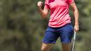 Carlota Ciganda, dari Spanyol, melakukan selebrasi setelah menenggelamkan putt di lubang ke-17 pada hari terakhir Meijer LPGA Classic di Blythefield Country Club di Grand Rapids, Mich, (18/6). (Mike Clark / Grand Rapids Press via AP)