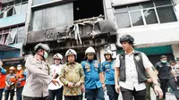 Mendagri Muhammad Tito Karnavian mendatangi lokasi kebakaran di Gedung Terra Drone, Kemayoran, Jakarta Pusat. (Foto: Puspen Kemendagri)