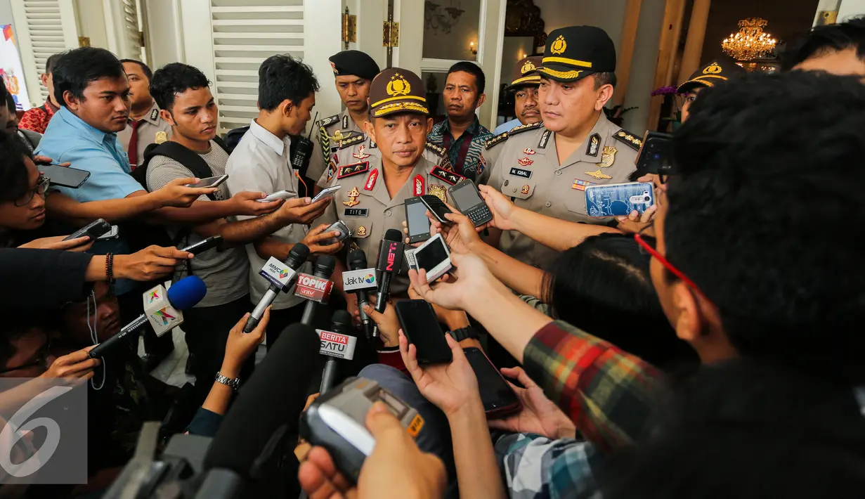 Irjen Tito Karnavian saat ditanya wartawan usai rapat dengan Basuki T Purnama di Balaikota, Jakarta, Senin (15/6/2015). Rapat Forkopimda diadakan untuk menyikapi perkembangan Kamtibmas menjelang bulan suci ramadan 1436 H. (Liputan6.com/Faizal Fanani)