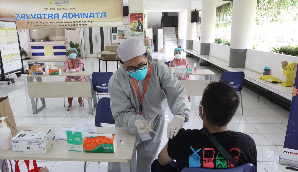 Warga divaksin pada vaksinasi HIPMI Jaya di SMP dan SMA Labschool Kebayoran, Jakarta Selatan, Sabtu (03/7/2021). Vaksinasi yang digelar pengusaha muda mendukung program Pemerintah dalam percepat pemulihan ekonomi nasional di masa pandemi. (Liputan6.com/Fery Pradolo)