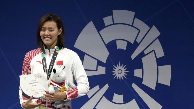 Perenang Tiongkok Liu Xiang mencetak rekor dunia baru untuk nomor 50 meter gaya punggung putri dalam final Asian Games 2018 di Stadion Akuatik Gelora Bung Karno, Jakarta, Selasa (21/8/2018). (AP Photo/Lee Jin-man)