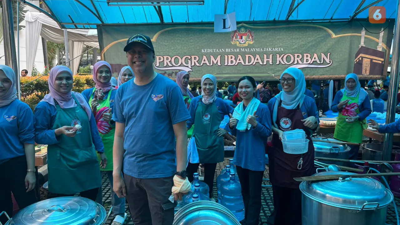 Duta Besar Malaysia untuk Republik Indonesia Syed Mohamad Hasrin Tengku Hussin di tengah pelaksanaan kurban pada Hari Raya Idul Adha 2025 di Kedutaan Besar Malaysia, Jakarta, Jumat (6/6/2025). (Dok. Liputan6.com/Khairisa Ferida)