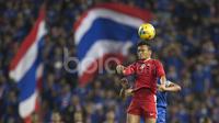 Striker Timnas Indonesia, Ferdinand Sinaga, memenangi duel dengan pemain Thailand, Teerasil Dangda, dalam laga leg kedua final Piala AFF 2016 di Stadion Rajamangala, Bangkok, Thailand, Sabtu (17/12/2016). (Bola.com/Vitalis Yogi Trisna)