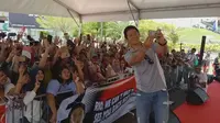 Pebalap Indonesia, Rio Haryanto, berfoto bersama fans dalam acara Meet and Greet di Sirkuit Sepang, Malaysia, Minggu (2/10/2016). (Bola.com/Twitter/RHaryantoracing)