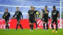 Ekspresi para pemain Real Madrid setelah pemain Barcelona Ronald Araujo mencetak gol ke gawang mereka pada pertandingan sepak bola La Liga Spanyol di Stadion Santiago Bernabeu, Madrid, Spanyol, Minggu (20/3/2022). Barcelona menang 4-0. (AP Photo/Manu Fernandez)