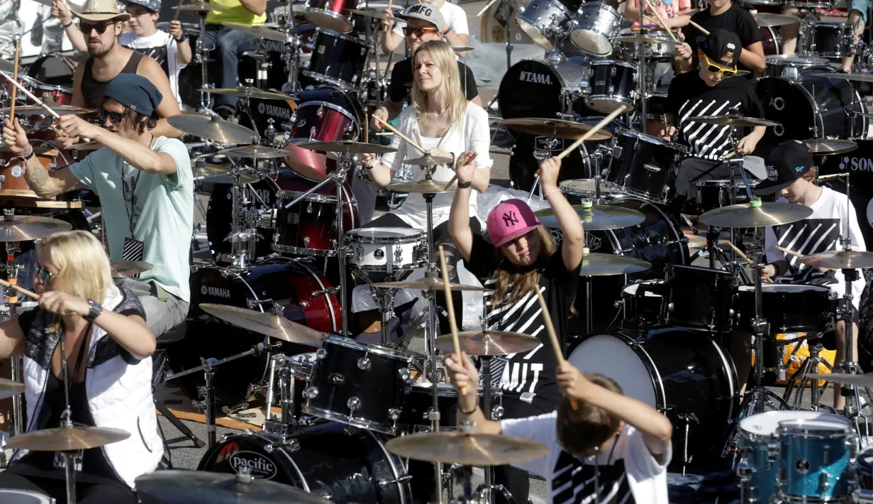 Ratusan drumer berkolaborasi dalam acara Baltic Drummers' Summit di Riga, Latvia, (10/7). Pertunjukan ini diikuti oleh para drumer dari segala kalangan dan umur. (REUTERS/Ints Kalnins)