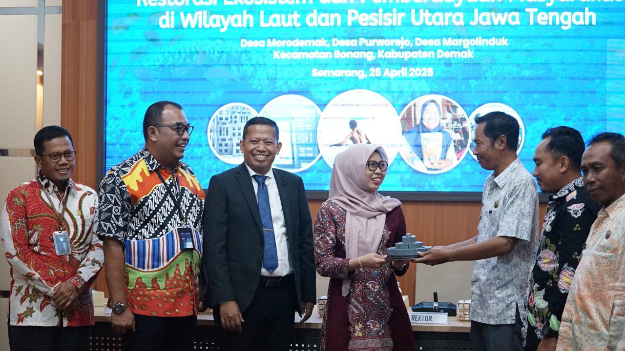 Peresmian pelaksanaan Program Kolaborasi Restorasi Ekosistem dan Pemberdayaan Masyarakat di pesisir pantai utara Jawa Tengah kolaborasi PT Pelindo (Persero) bersama PT PLN (Persero) di Kampus Universitas Diponegoro (Undip), Kota Semarang, Jawa Tengah, Jum