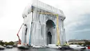 Pemandangan Arc de Triomphe di Paris yang dibungkus, pada Selasa (14/9/2021). Arc de Triomphe yang dikenal sebagai salah satu bangunan ikonik di Paris tersebut dibungkus kain polypropylene daur ulang seluas 25.000 meter persegi berwarna biru keperakan. (AP Photo/Thibault Camus)