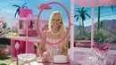 <p>Barbie Land adalah tempat tinggal yang penuh dengan fasilitas, kemeriahaan, dan warna-warna indah. (Warner Bros. Pictures via AP)</p>