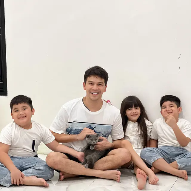 Kembali Jadi Sorotan, Ini 7 Potret Jonathan Frizzy dan Buah Hati yang Kompak