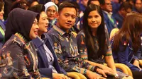 Agus Yudhoyono ditemani istrinya saat menghadiri acara HUT ke-15 Partai Demokrat, di JCC Jakarta, Selasa (7/2).(Liputan6.com/Helmi Afandi)