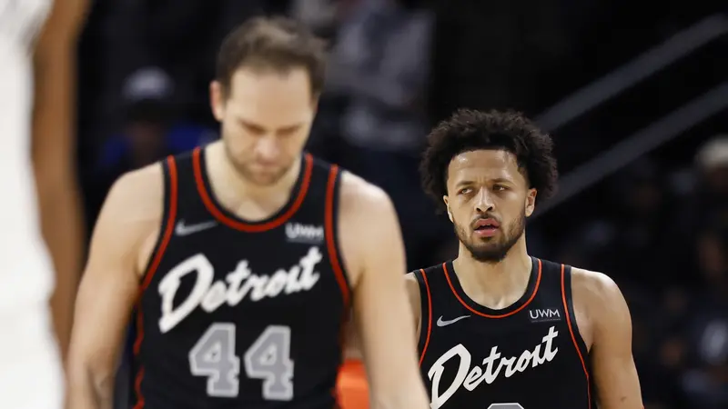 Pemain Detroit Pistons Bojan Bogdanovic dan Cade Cunningham tertunduk lesu