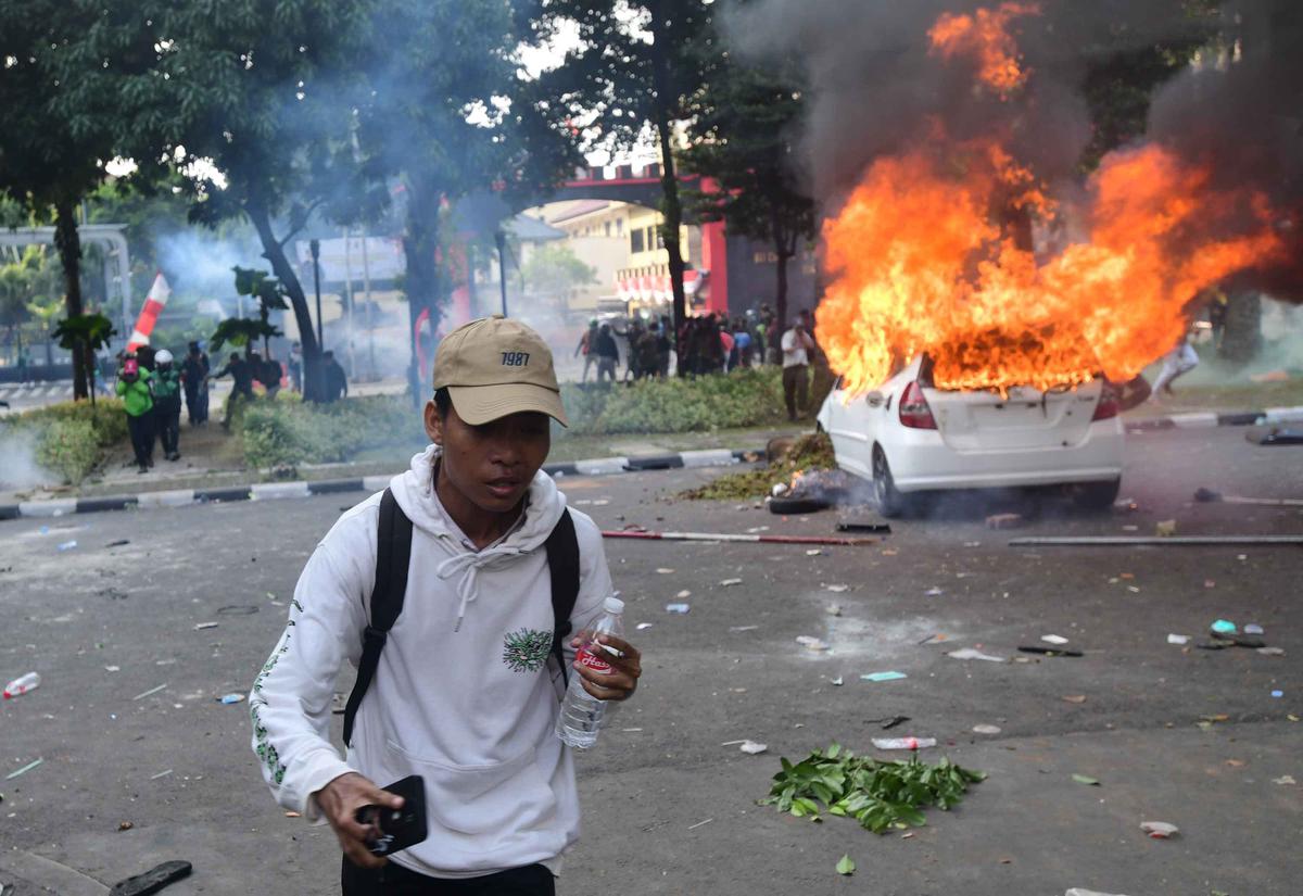FOTO: Demo Ricuh di Kwitang Usai Kematian Driver Ojol Tertabrak Rantis Brimob