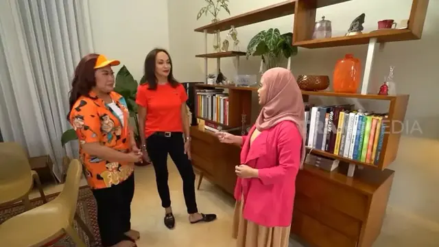 Potret lemari buku milik Gladys Suwandhi (YouTube/TRANS7 OFFICIAL)