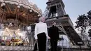Pose di menara ikonik Eiffel, Ciki mengenakan turtleneck putih, long skirt hitam, dan boots krem.