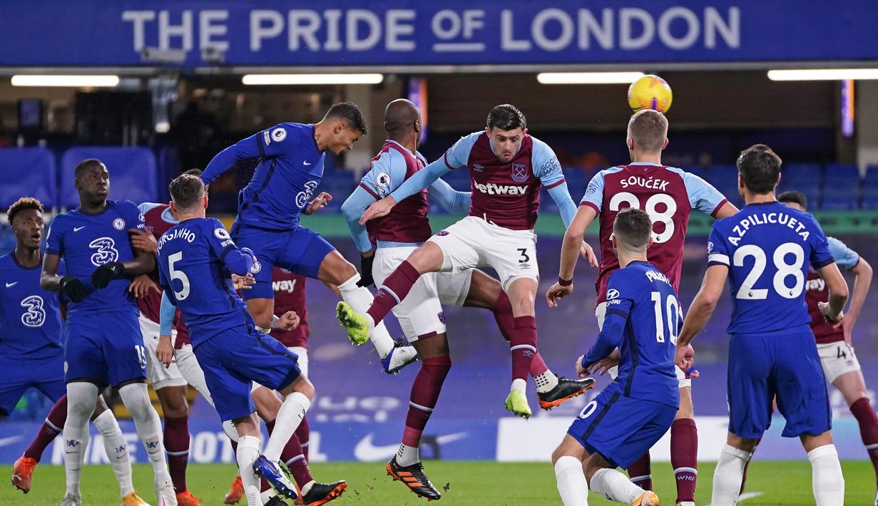 CHELSEA MULAI BANGKIT DARI KEKALAHAN: Bek Chelsea, Thiago Silva, menyundul bola ke gawang West Ham (22/12/2020). Kemenangan atas West Ham United menjadi kebangkitan Chelsea usai kalah pada dua laga terakhir di Liga Inggris. (AFP/John Walton/pool)