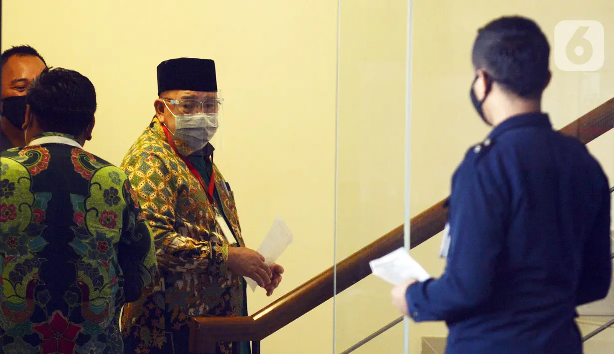 Mantan anggota DPRD Provinsi Jambi Cek Man saat akan menjalani pemeriksaan penyidik di Gedung KPK, Jakarta, Selasa (30/6/2020). Cek Man diperiksa sebagai tersangka terkait kasus dugaan menerima suap ketok palu pengesahan RAPBD Provinsi Jambi Tahun 2017-2018. (merdeka.com/Dwi Narwoko)