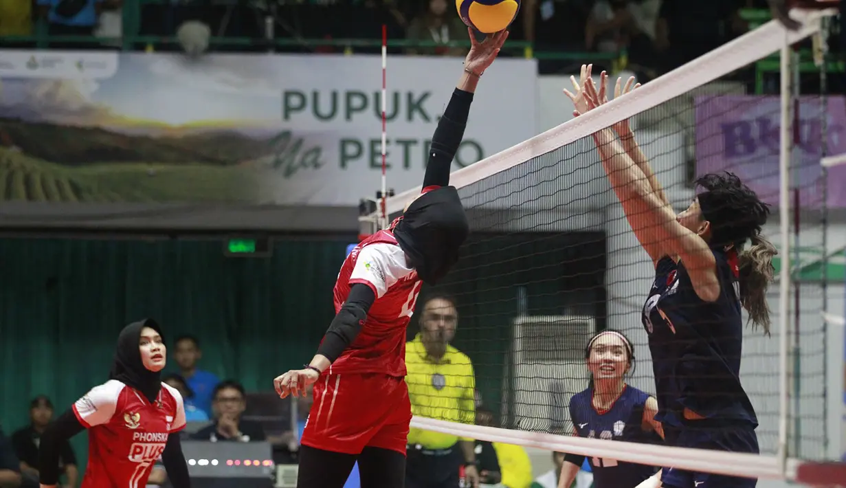 <p>Pemain timnas bola voli putri Indonesia, Hany Budiarti berusaha menyeberangkan bola yang berusaha diblok pemain Chinese Taipei, Wu Fang Yu pada laga semifinal Kejuaraan Bola Voli Putri AVC Challenge Cup 2023 di GOR Tri Dharma, Gresik, Jawa Timur, Sabtu (24/6/2023). Indonesia menang 3-2 atas Chinese Taipei (22-25, 26-24, 22-25, 25-20 dan 15-12) dan memastikan lolos ke babak final untuk menantang Vietnam. (Dok. PBVSI)</p>
