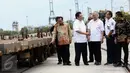 3 Menteri meninjau lapangan jalur kereta api Stasiun JICT Tanjung Priok di samping gate in-out terminal peti kemas JICT-TPK Koja (13/1). Sebelumnya jalur kereta petikemas Gedebage hanya sampai Stasiun Pasoso, Tanjung Priok. (Liputan6.com/Faizal Fanani)
