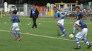 Pelatih Indra Sjafri memperhatikan anak-anak saat coaching clinic bersama anak-anak di Lapangan ABC Senayan, Jakarta, Rabu (28/3/2018). Acara ini dalam rangkaian peluncuran Patriot 165 FC. (Bola.com/Asprilla Dwi Adha)