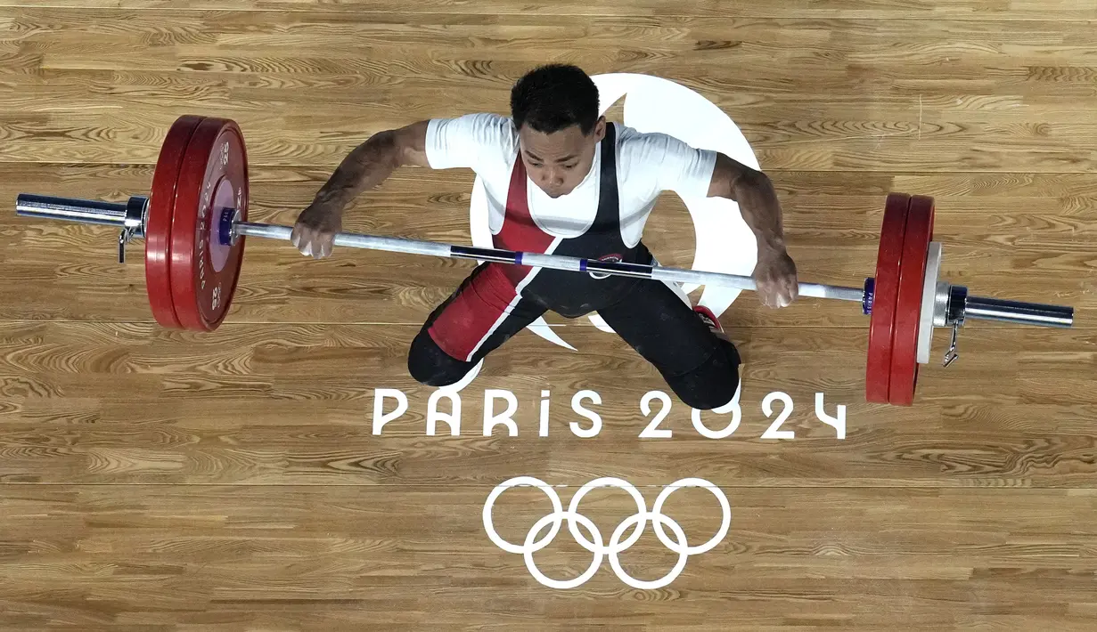 Lifter Indonesia, Eko Yuli Irawan berusaha melakukan angkatan pada cabor angkat besi Olimpiade Paris 2024 di South Paris Arena, Paris, Prancis, Rabu (07/08/2024). (AP Photo/Pool/Dita Alangkara)