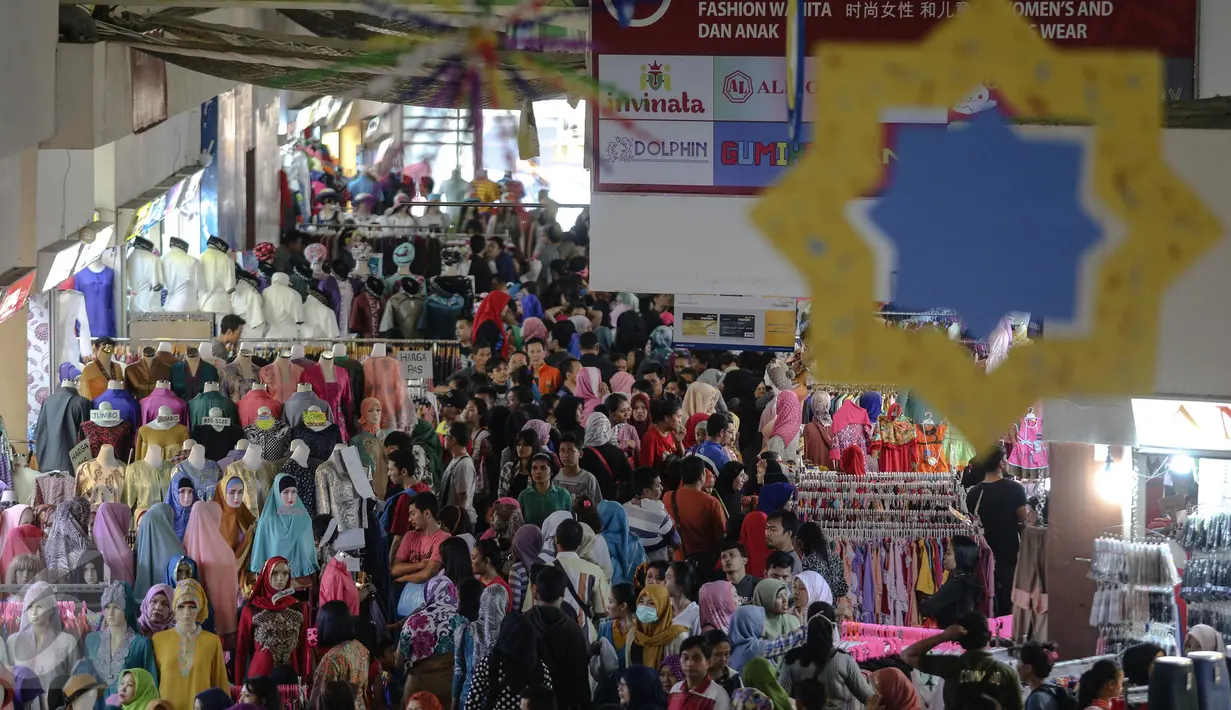 Pengunjung memadati pusat perbelanjaan Blok B Pasar Tanah Abang, Jakarta, Minggu (28/6). Memasuki pertengahan Ramadan, pusat perbelanjaan di Ibukota mulai dipadati warga yang ingin membeli kebutuhan Lebaran. (Liputan6.com/Faizal Fanani)