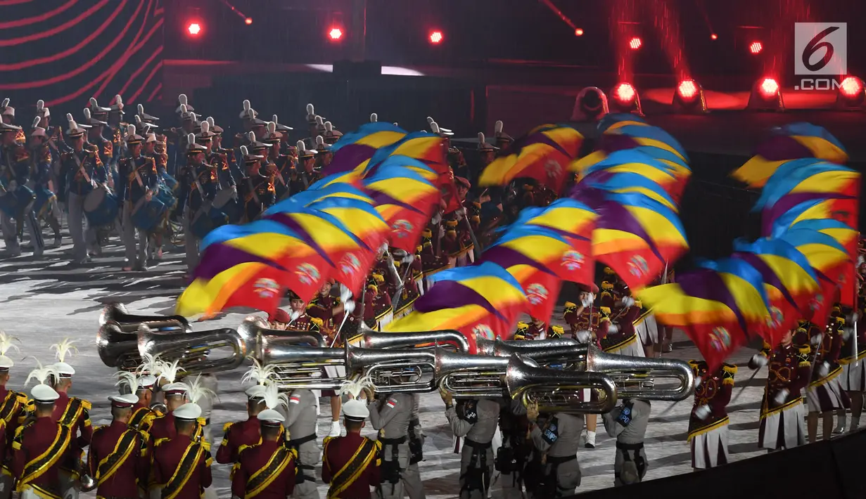 Penampilan marching band polisi dan dan TNI saat penutupan Asian Games 2018 di Stadion Utama GBK, Jakarta, Minggu (2/9). (Merdeka.com/Imam Buhori)
