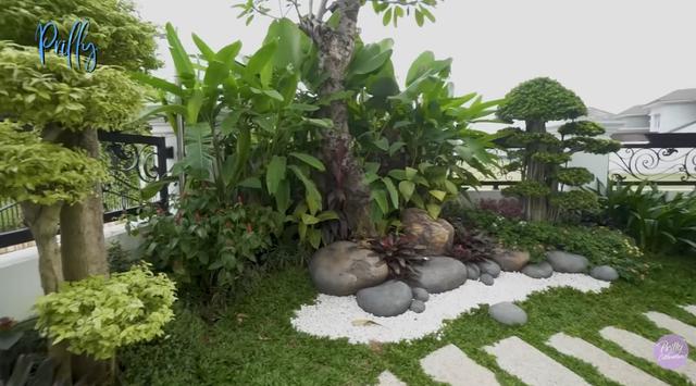 Potret Pagar dan Taman Rumah Prilly Latuconsina/Youtube/Prilly Latuconsina
