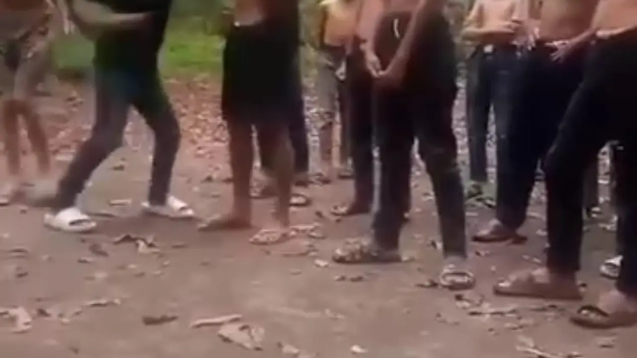 Salah satu pelaku tengah melakukan pemukulan dalam video yang viral kasus perundungan belasan siswa di salah satu MTS di Tasikmalaya, Jawa Barat. (Liputan6.com/Jayadi Supriadin)