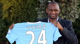Patrick Vieira. Gelandang Prancis berusia 46 tahun ini memutuskan bergabung dengan Manchester City pada tengah musim 2009/2010 usai meninggalkan Inter Milan dengan status bebas transfer. Legenda Arsenal ini memperkuat The Citizens selama 1,5 musim dan total tampil dalam 46 lag di semua ajang dengan torehan 6 gol dan 5 assist. Pada Juli 2011 ia memutuskan pensiun bersama Mancity dan saat ini menjabat sebagai pelatih Crystal Palace sejak awal musim 2021/2022. (AFP/Andrew Yates)