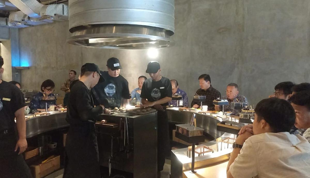 Aksi Para Koki Panggang Hamburg Hidupkan Konsep Grilling Theatre Hikiniku