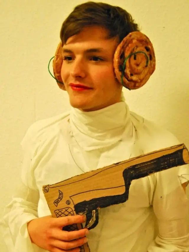 Cosplay Anti Mainstream yang Nyeleneh dan Bikin Geleng Kepala