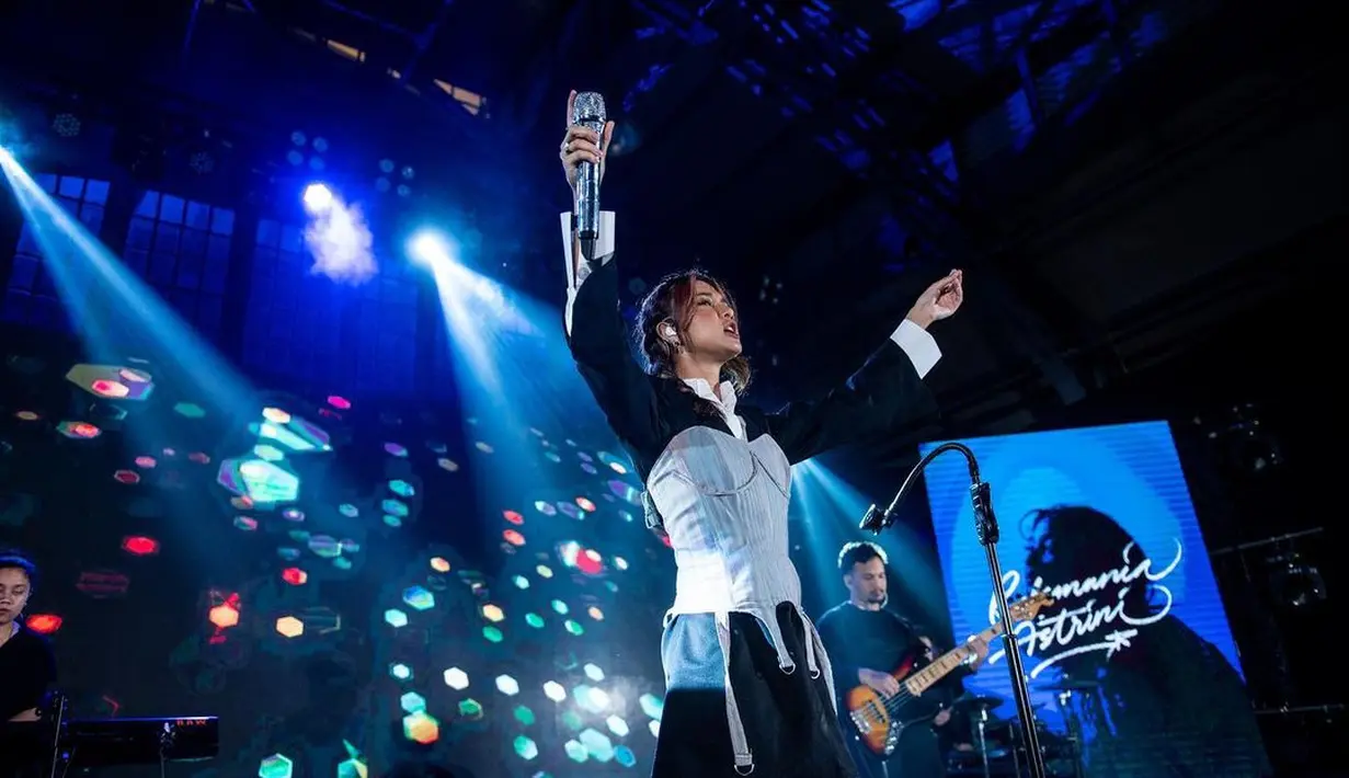 Kabar bahwa dirinya menjadi special guest di konser Coldplay di Jakarta sontak membuat banyak orang semakin penasaran dengan sosok Rahmania Astrini. Foto: Instagram.