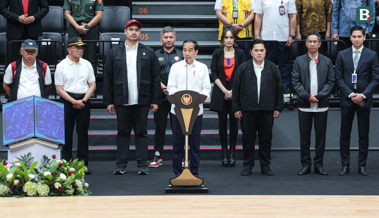 <p>Presiden Republik Indonesia, Joko Widodo (tengah) memberikan sambutan saat acara peresmian Indonesia Arena pada Senin (07/08/2023) di Senayan, Jakarta. (Bola.com/Bagaskara Lazuardi)</p>