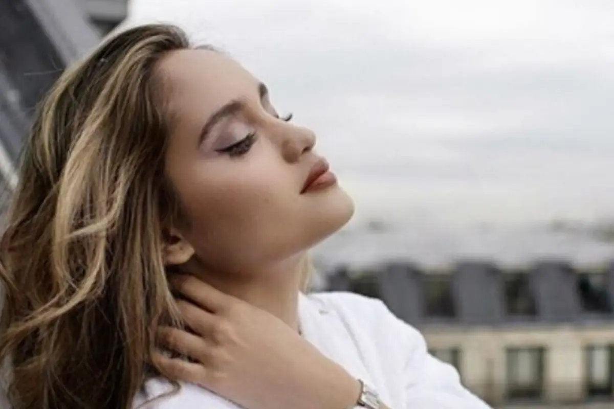 Tampil Pede dengan Riasan Mata Smokey Eye ala Cinta Laura