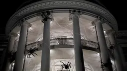 Penampakan laba-laba raksasa beserta jaringnya yang memenuhi pelataran Gedung Putih, Washington DC, AS, Sabtu (28/10). Laba-laba raksasa tersebut merupakan boneka yang sengaja dipasang dalam rangka menyambut Halloween. (Brendan Smialowski / AFP)