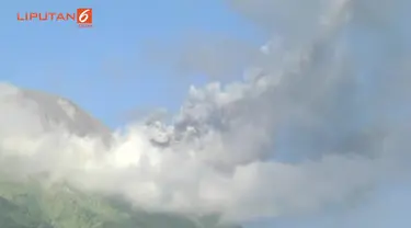 Gunung Api Gamalama  Ternate, Maluku Utara. Selasa pagi, kembali meletus dan meyemburkan debu vulkanis setinggi 1000 meter, dari Puncak Gunung.