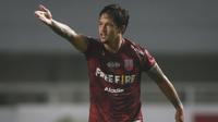 Pemain Persis Solo, Irfan Bachdim melakukan selebrasi usai mencetak gol pertama timnya ke gawang Rans Cilegon FC dalam laga final Liga 2 2021 di Stadion Pakansari, Bogor, Kamis (30/12/2021). (Bola.com/Bagaskara Lazuardi)
