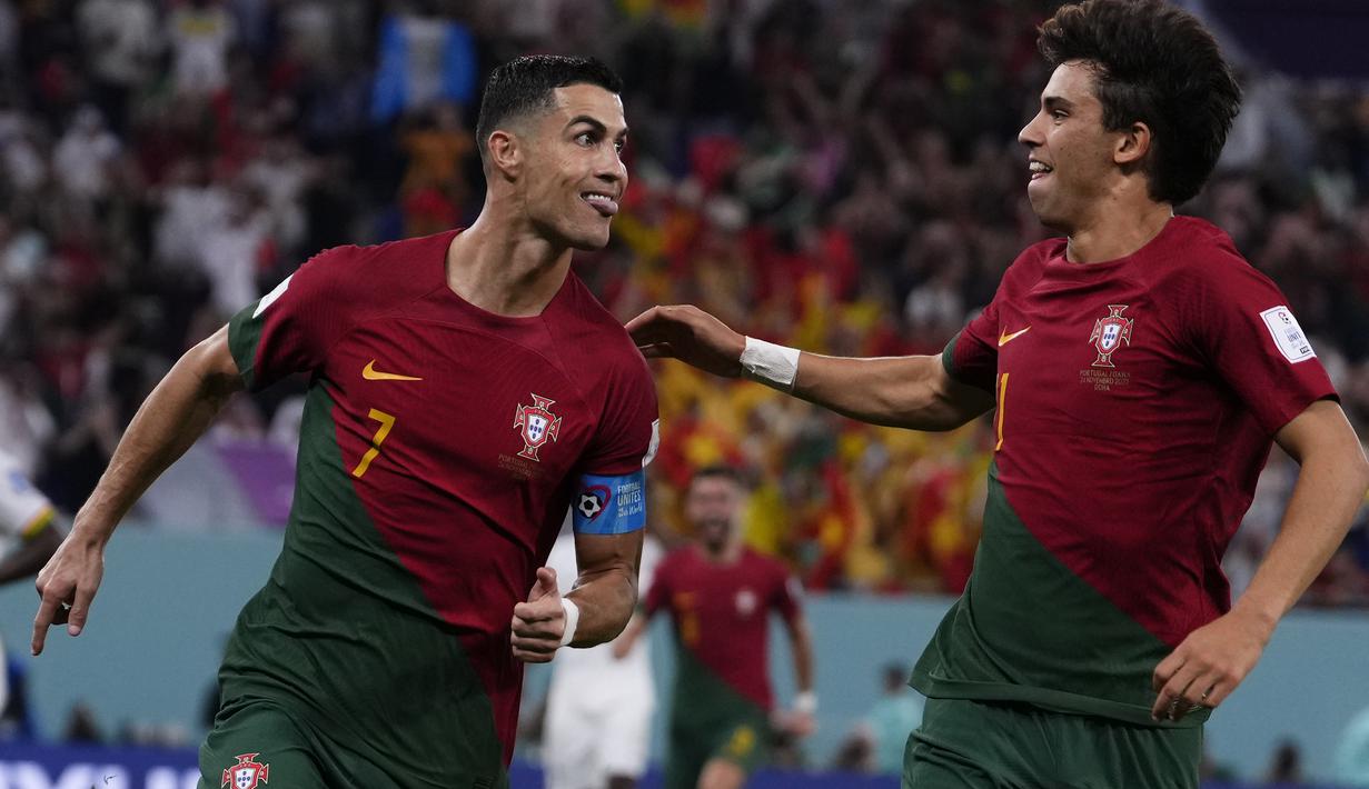 Pencetak gol tertua Portugal di Piala Dunia. Saat mencetak gol penalti untuk Portugal ke gawang Ghana, Cristiano Ronaldo yang berusia 37 tahun dan 151 hari menjadi pemain Tertua Portugal yang mencetak gol di ajang Piala Dunia. Ia juga masih tercatat sebagai pemegang rekor pemain Portugal termuda yang mencetak gol di ajang Piala Dunia saat berusia 21 tahun dan 132 hari kala Portugal menang 2-0 atas Iran pada matchday kedua Grup D Piala Dunia 2006 (17/6/2006). (AP/Manu Fernandez)