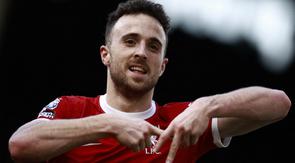 Pemain Liverpool asal Portugal #20, Diogo Jota, merayakan gol ketiga timnya selama pertandingan Liga Primer Inggris antara Fulham dan Liverpool di Craven Cottage di London pada 21 April 2024. Striker Liverpool Diogo Jota meninggal bersama saudaranya pada 3 Juli 2025 dini hari dalam sebuah kecelakaan lalu lintas di barat laut Spanyol, kata Garda Sipil Spanyol. (BENJAMIN CREMEL/AFP)