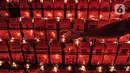 Warga keturunan Tionghoa menyalakan lilin saat sembahyang malam Tahun Baru Imlek 2572 di klenteng kawasan Petak Sembilan, Glodok, Jakarta, Kamis (11/2/2021). Pembatasan waktu sembahyang malam Imlek kali ini sebagai langkah mencegah penyebaran COVID-19. (merdeka.com/Iqbal S. Nugroho)