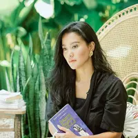 Marcella Zalianty sampai saat ini selalu sukses tampil bak remaja di usianya yang ke 41 tahun. Ibu dari 2 orang anak ini tidak hanya berhasil membintangi berbagai judul film populer, tapi juga terlihat sukses terlihat reverse aging, tak menua sama sekali! Foto: Instagram.