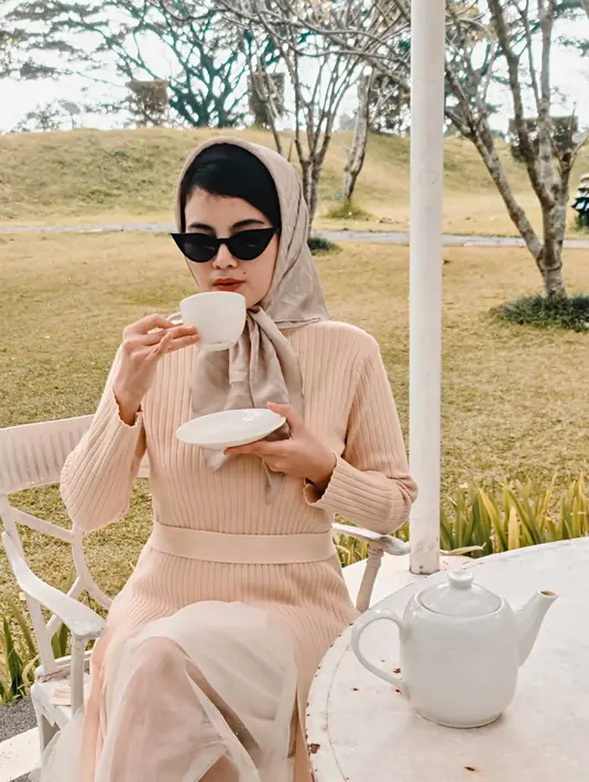Kerap tampil stylish dengan berbagai outfitnya, Tania Putri pun semakin menawan dengan balutan busana berwarna pastel. Di usianya yang sudah kepala tiga ini ia pun kerap tampil keren dan tidak kalah dengan anak ABG. (Liputan6.com/IG/@taniaputri1707)