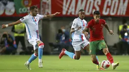 Bek Portugal Joao Cancelo mengontrol bola di depan pemain Luksemburg Danel Sinani dan Yvandro Borges Sanches pada lanjutan Kualifikasi Piala Dunia 2022 di Stadion Do Algarve, Rabu (13/10/2021) dini hari WIB. Portugal menang menyakinkan 5-0 atas Luksemburg. (AP Photo/Joao Matos)