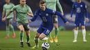 Striker Chelsea, Timo Werner, menggiring bola saat melawan Everton pada laga Liga Inggris di Stadion Stamford Bridge, Senin (8/3/2021). Chelsea menang dengan skor 2-0. (Glyn Kirk/Pool via AP)