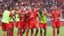 Pemain Persija Jakarta merayakan gol yang dicetak oleh Aditya Warman (tengah) ke gawang Persijap dalam laga lanjutan BRI Super League 2025/2026 di Stadion Utama Gelora Bung Karno (SUGBK), Senayan, Jakarta, Sabtu (03/01/2025). (Bola.com/Abdul Aziz)
