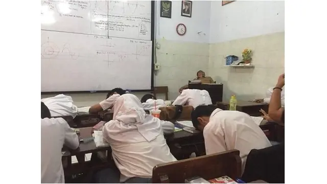 6 Kelakuan Guru Matematika saat Mengajar Ini Bikin Senyum