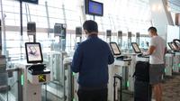 Kantor Imigrasi Kelas I Khusus TPI Bandara Soekarno-Hatta melakukan uji coba pengaktifan kembali autogate Terminal 3. (Dok. Liputan6.com/Pramita Tristiawati)